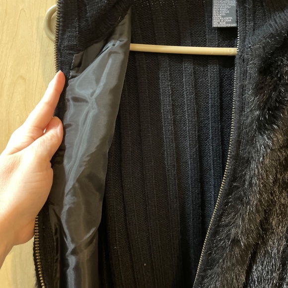 Women Medium Faux Fur and Knit Vest - Picture 5 of 5